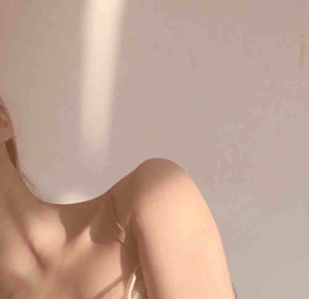 男人为什么总喜欢摸女人的胸?(男生接吻的时候为什么要摸胸?