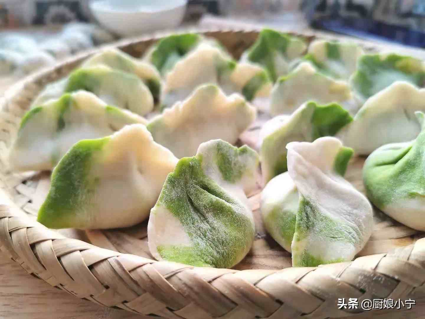 煮饺子用冷水还是热水(煮饺子开盖煮还是盖上盖子煮)