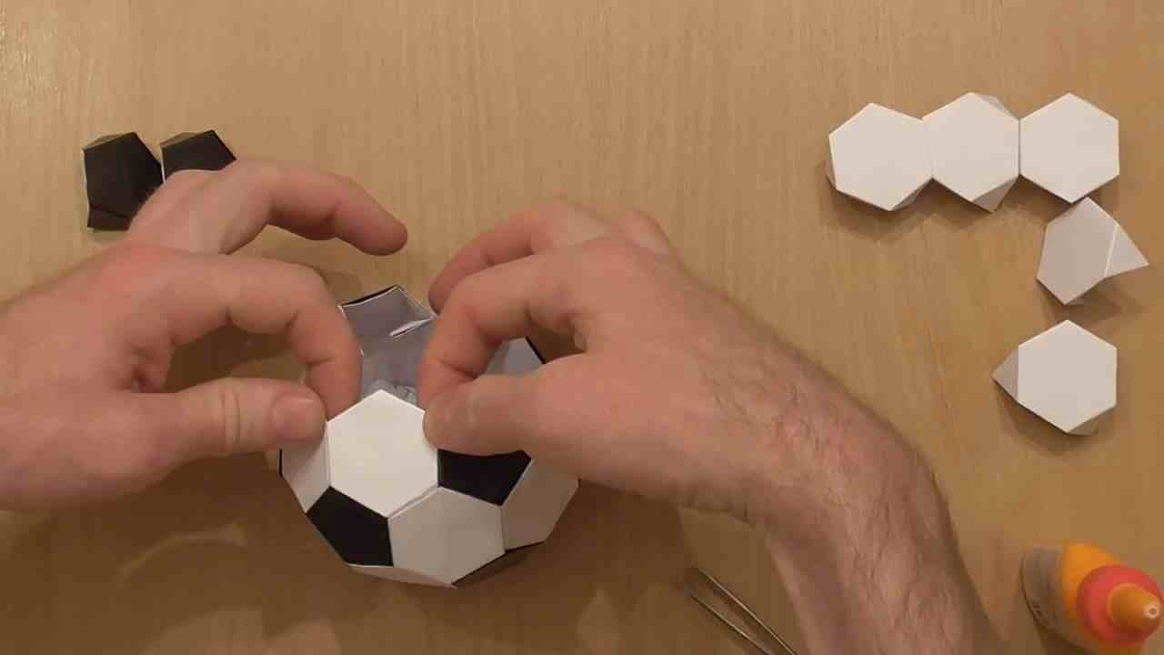 如何用纸做一个圆球最简单的手工制作足球步骤