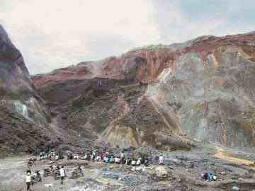 缅甸一矿区塌方约200人被埋