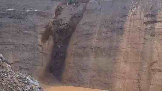 缅甸一矿区塌方约200人被埋