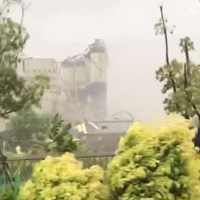 福建漳州龙海一厂房被吹倒