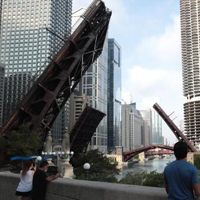 芝加哥所有桥梁升起防止抢劫升级