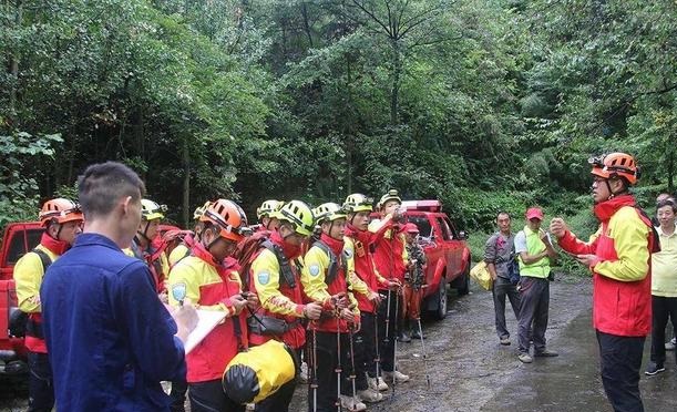 两驴友失联获救后承担2万搜救费