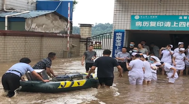 医护在洪水中转移200箱病历