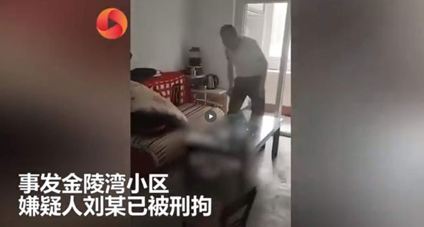 陕西2岁幼童遭父亲酒后虐摔