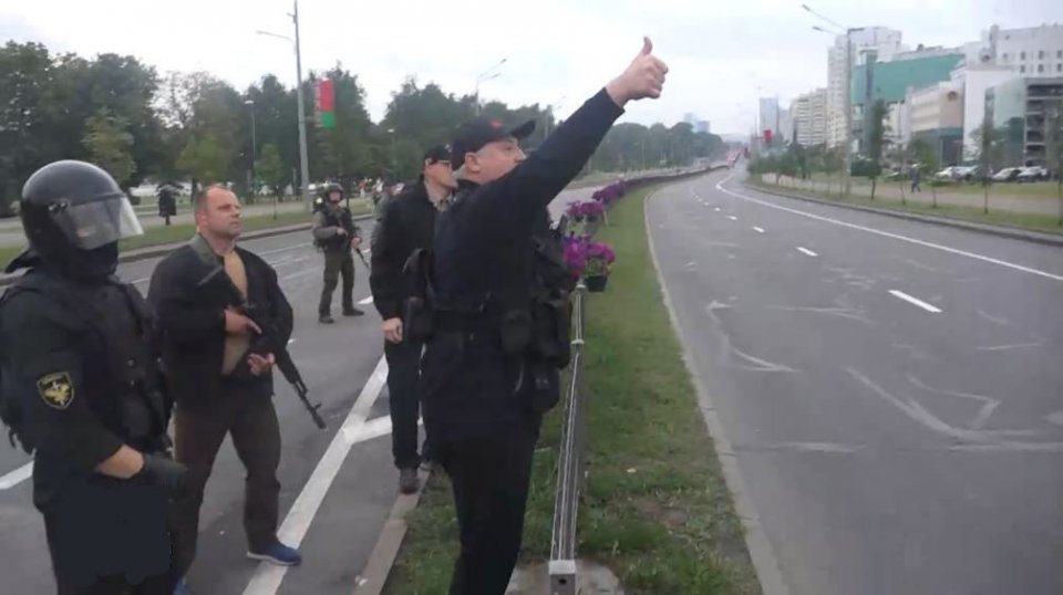卢卡申科手持突击步枪前往总统府