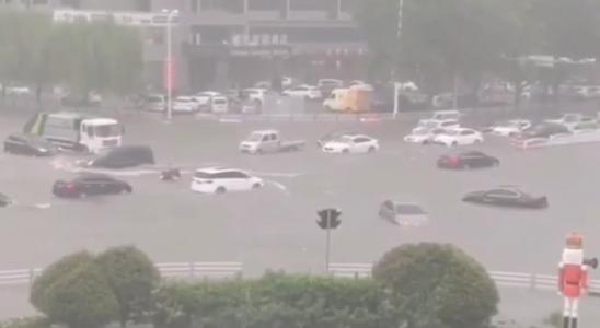 青岛街面积水成河汽车漂浮