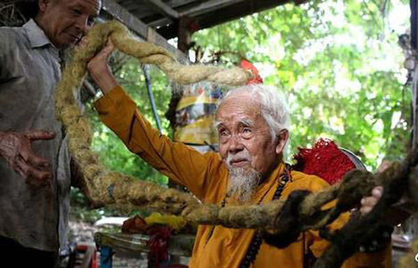 越南92岁大爷80年未剪头发