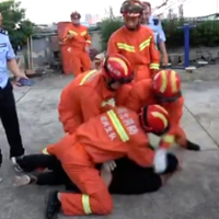 消防员救下跳楼男子后遭暴打