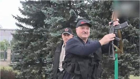 白俄罗斯总统再次持枪亮相