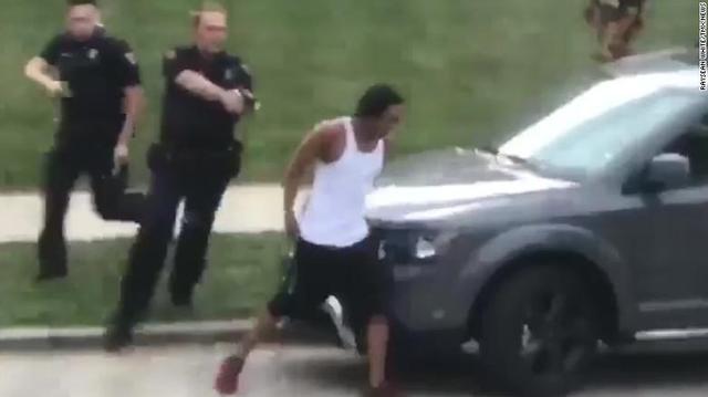 美国黑人男子慢跑遭警察电击