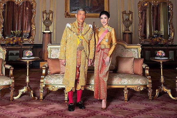 泰国国王恢复诗妮娜王室头衔,诗妮娜与国