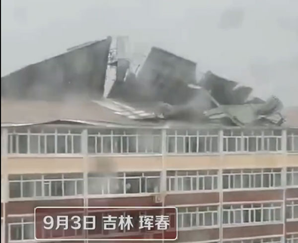 吉林珲春一房屋屋顶被台风掀翻,穿透屋顶