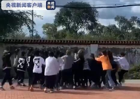 黑龙江30多名女学生街头约架斗殴,涉事学校校长被免职