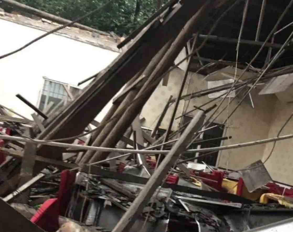 四川一农家乐屋顶垮塌致26伤