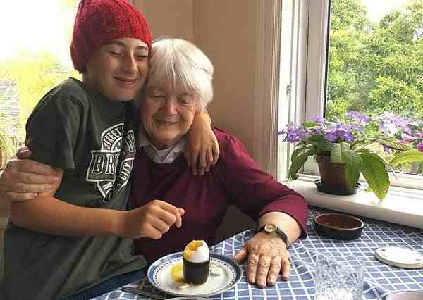 11岁的男孩徒步2700公里跨国见奶奶,奶奶带