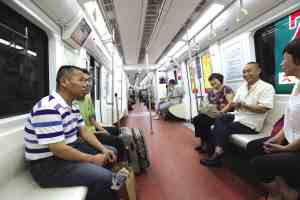 北京地铁13号线一男子车厢吸烟被拘