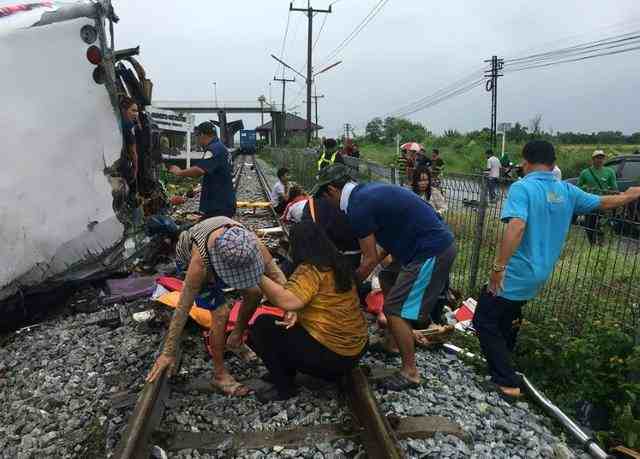 泰国一汽车遭火车撞翻致20死