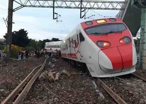 泰国一汽车遭火车撞翻致20死