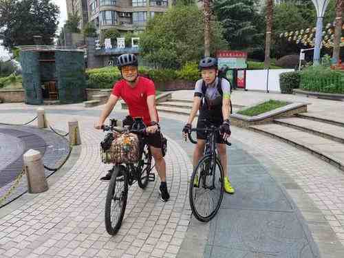 初二男生长假带作业和爸爸骑行395公里