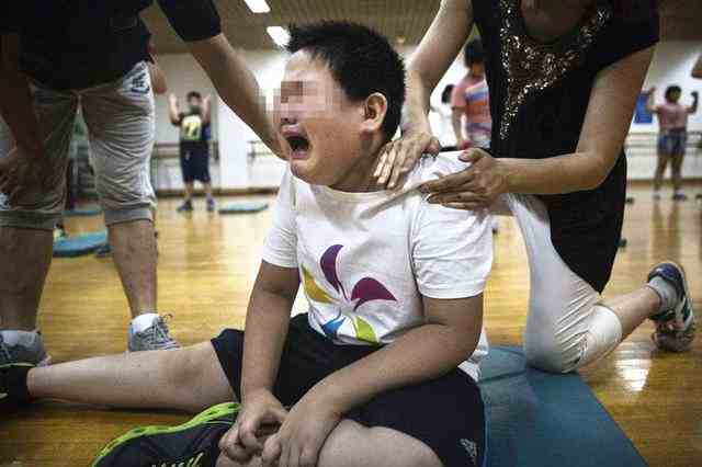 9岁男生被同学家长拖拽殴打,