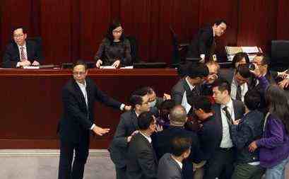 香港多名反对派议员被捕