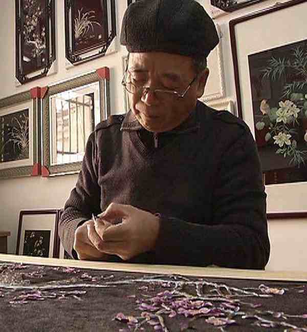 88岁奶奶用鱼骨蟹脚作画