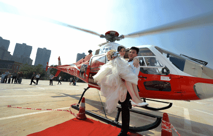 延安男子花1197元带新娘乘坐直升机