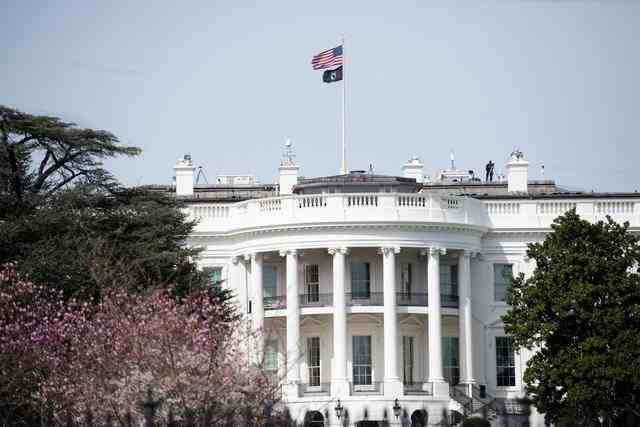白宫周围将在投票日前竖起围栏,白宫周围