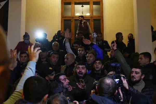 亚美尼亚总理官邸遭洗劫