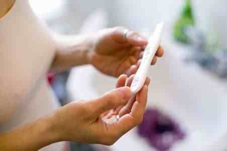 什么时候能测出是否怀孕？验孕棒一深一浅是怀上了么？