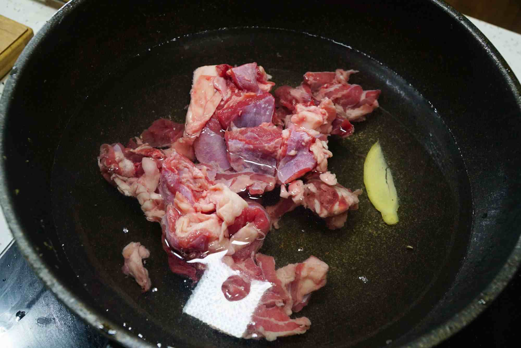 家常菜“名吃”土豆炖牛肉，这做法简单好吃，牛肉酥烂，土豆软糯