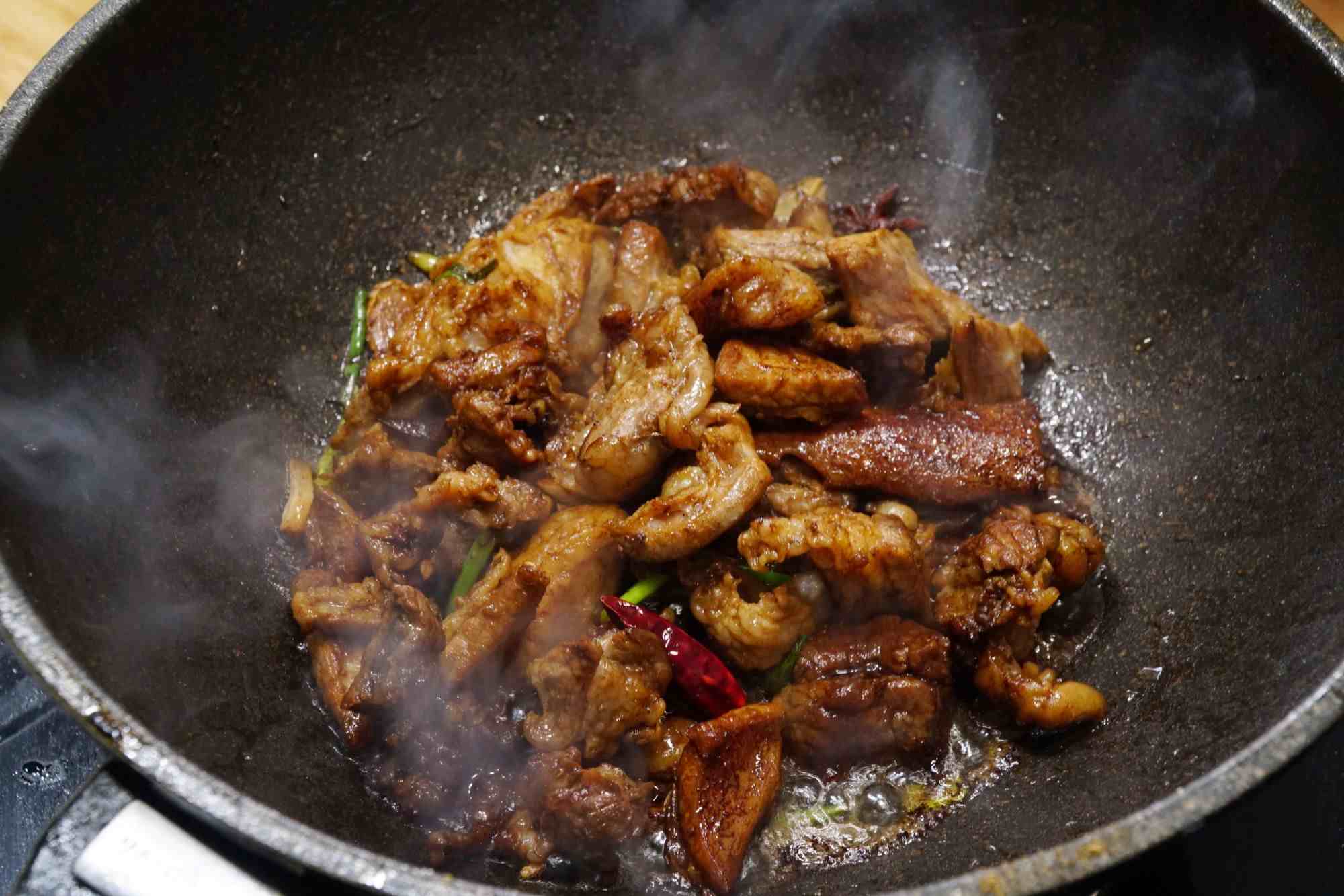 家常菜“名吃”土豆炖牛肉，这做法简单好吃，牛肉酥烂，土豆软糯