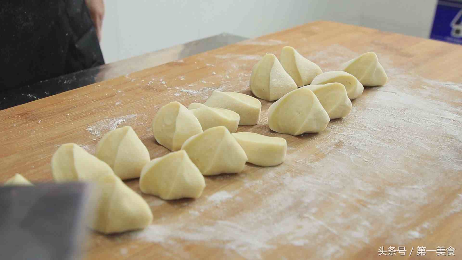 厨师长分享饺子的家常做法，详细讲解打馅、和面以及包饺子的手法