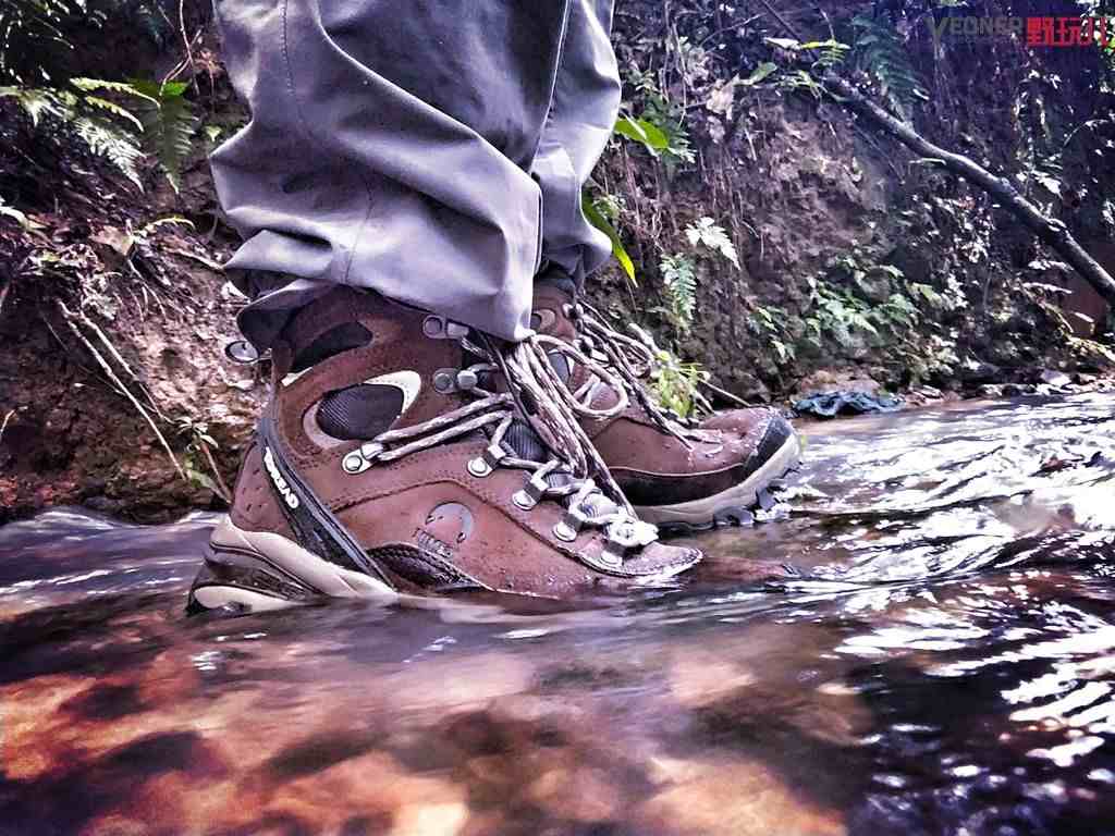 翻山越岭、淌水过河，全能应对！探路者高帮登山鞋测评