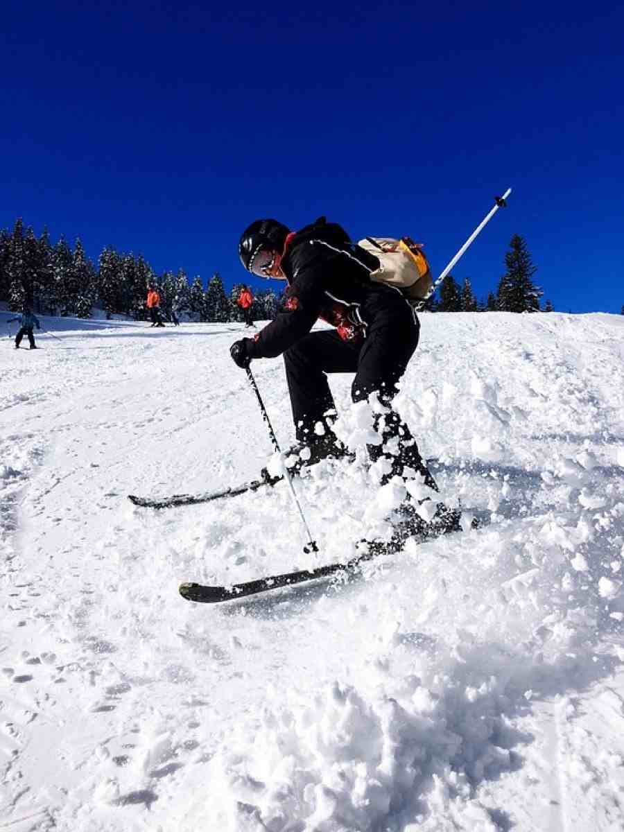 为滑雪新手写的，从头到脚的滑雪装备简易挑选攻略