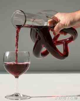 喝干红葡萄酒即喝红酒的通用步骤