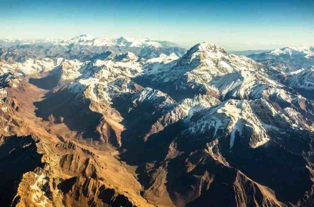 安第斯山脉是世界上最长的山脉，它也被称为“南美洲的脊梁”