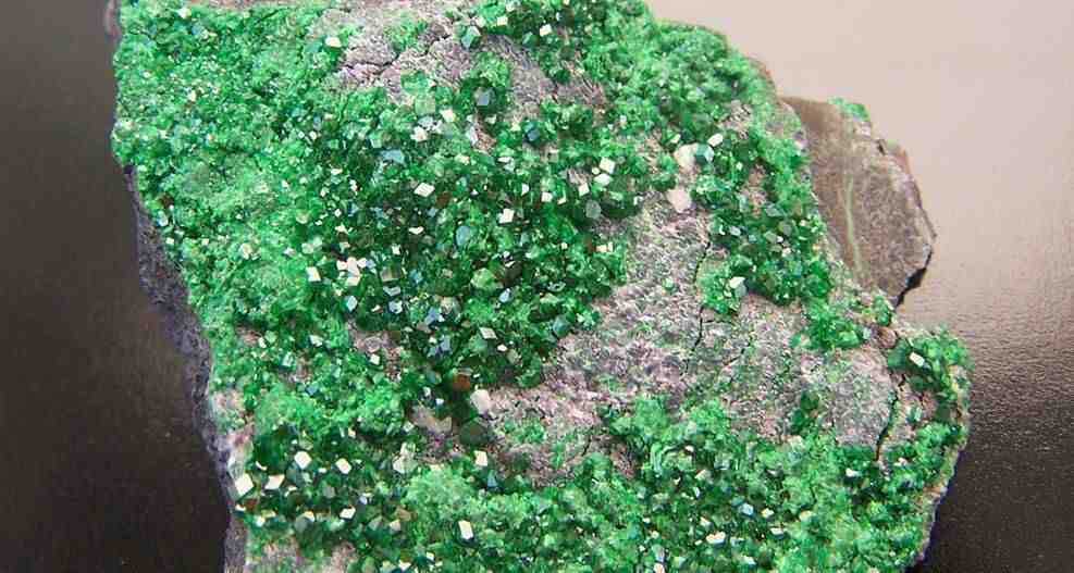 石榴石最闪耀最稀有的存在——翠榴石
