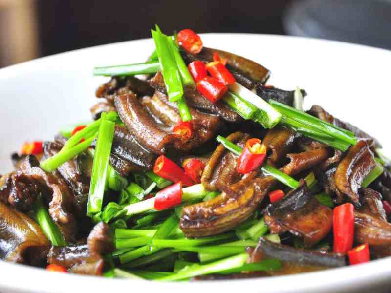 黄鳝的正确做法，记住这两步，鳝鱼滑嫩鲜美又健康，两条都不够吃