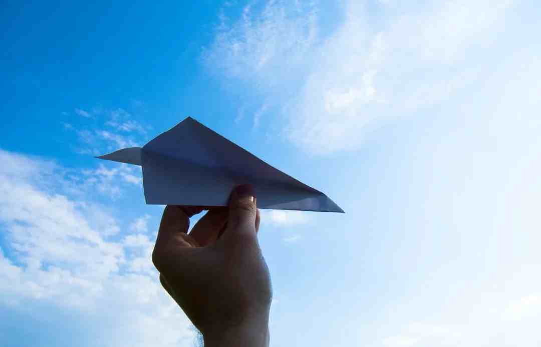 纸飞机脱手前为什么要哈一口气？