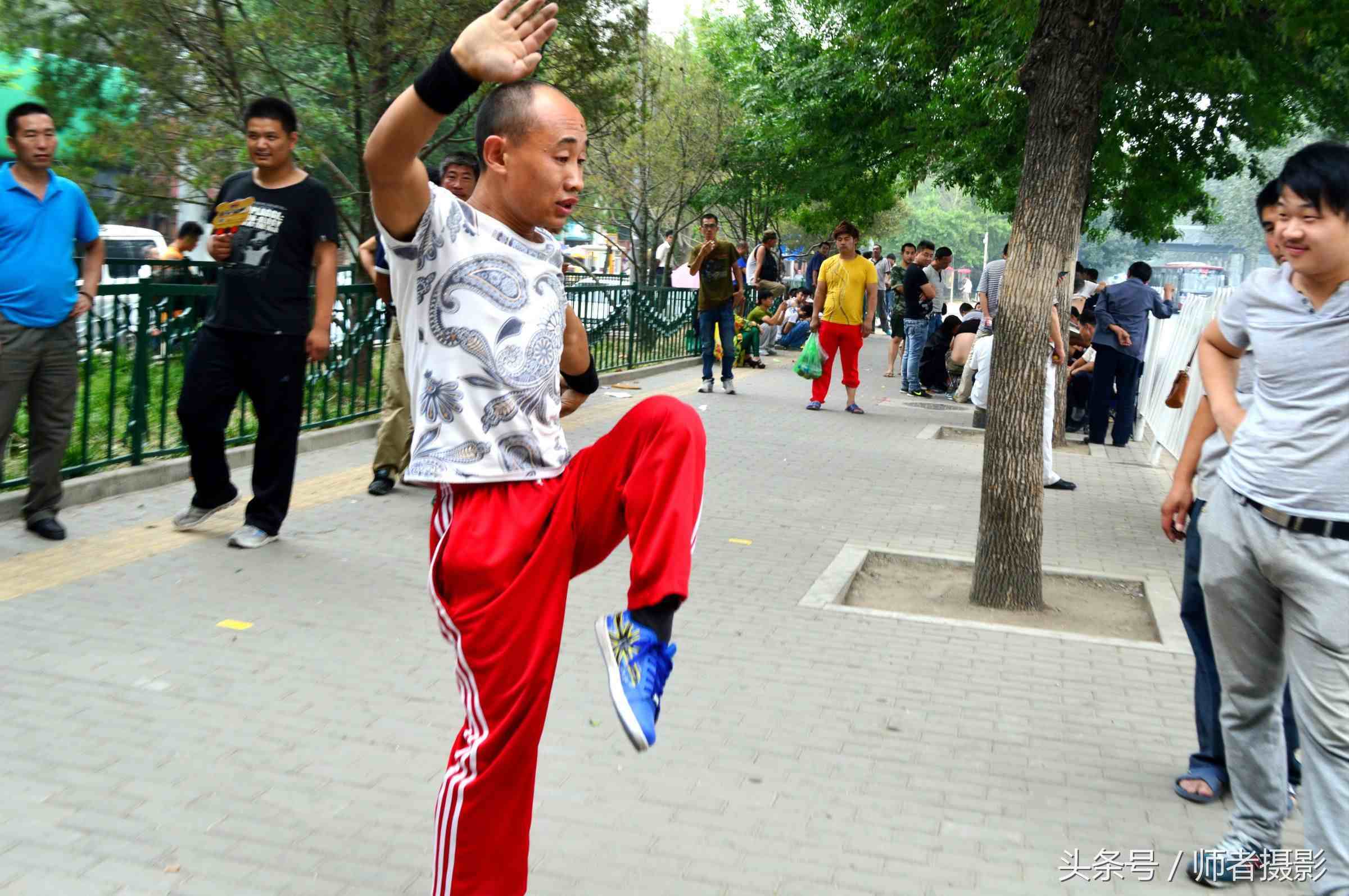 实拍：北京群众演员，个个身怀绝技能文能武，王宝强出道纯属偶然