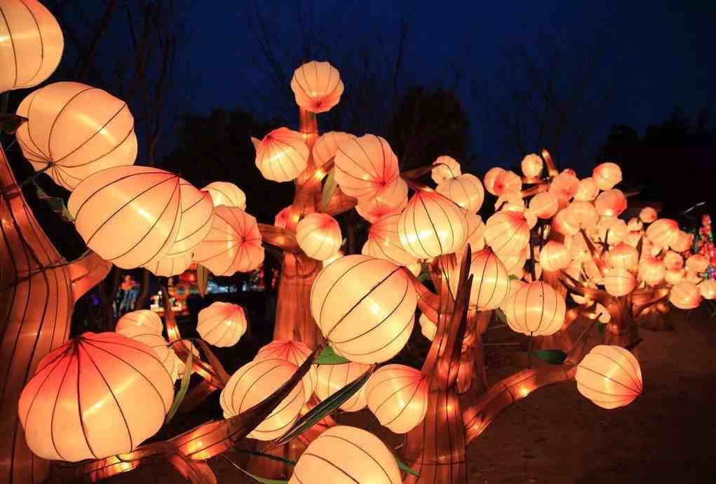 中秋节不光是吃月饼，各地还有丰富多彩的民俗活动