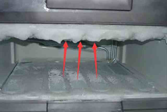 冰箱漏水，原来在接水管口捣鼓一下就能修好，简单！自己都能上手