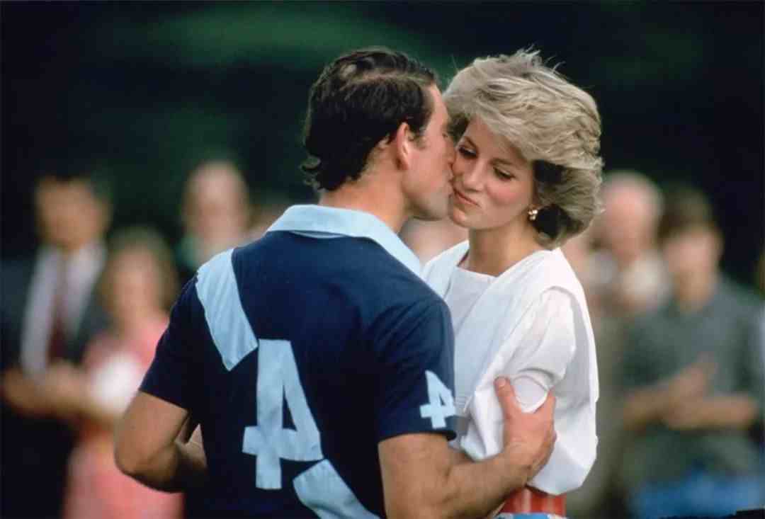 戴安娜王妃活出真性情！29年前情人节主动拒绝，让查尔斯亲吻碰壁