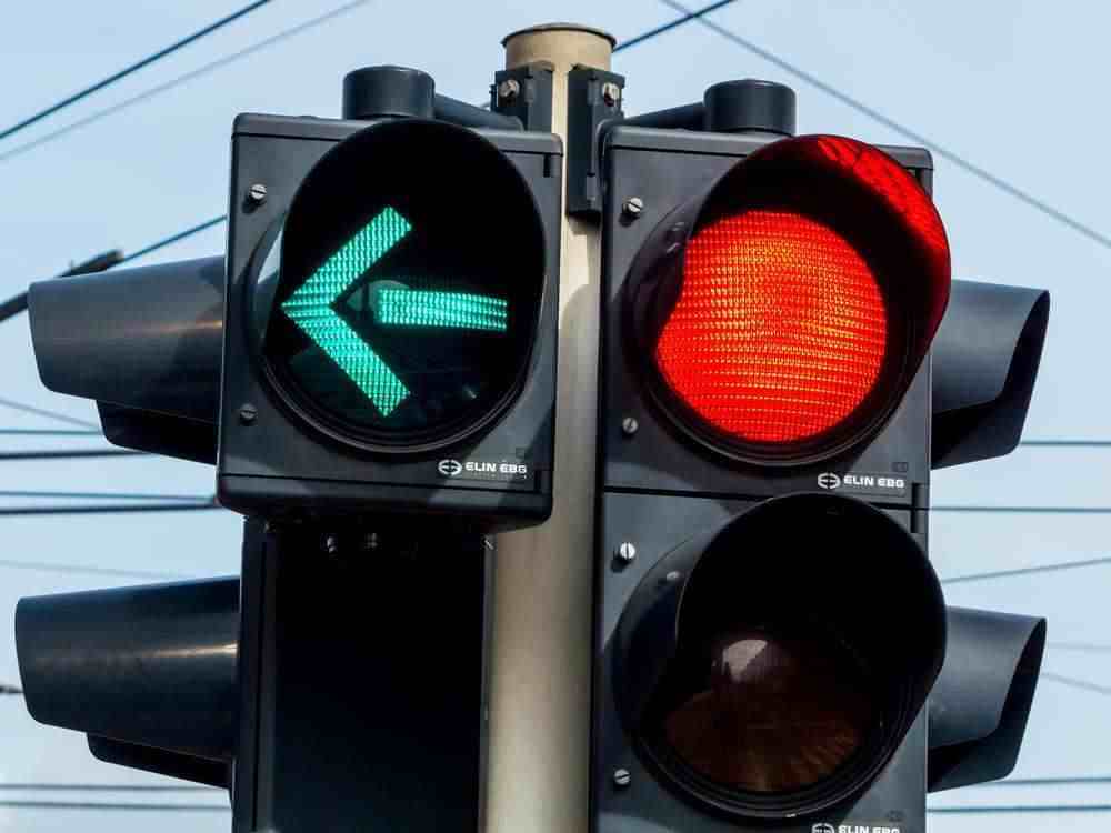 先有红绿灯|世界上是先有汽车还是先有红绿灯？