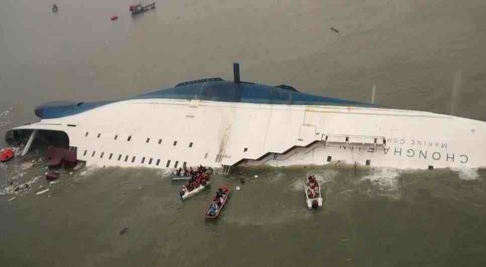 韩国岁月号沉船真相：朴槿惠失踪7小时，海警放弃救援最佳时期