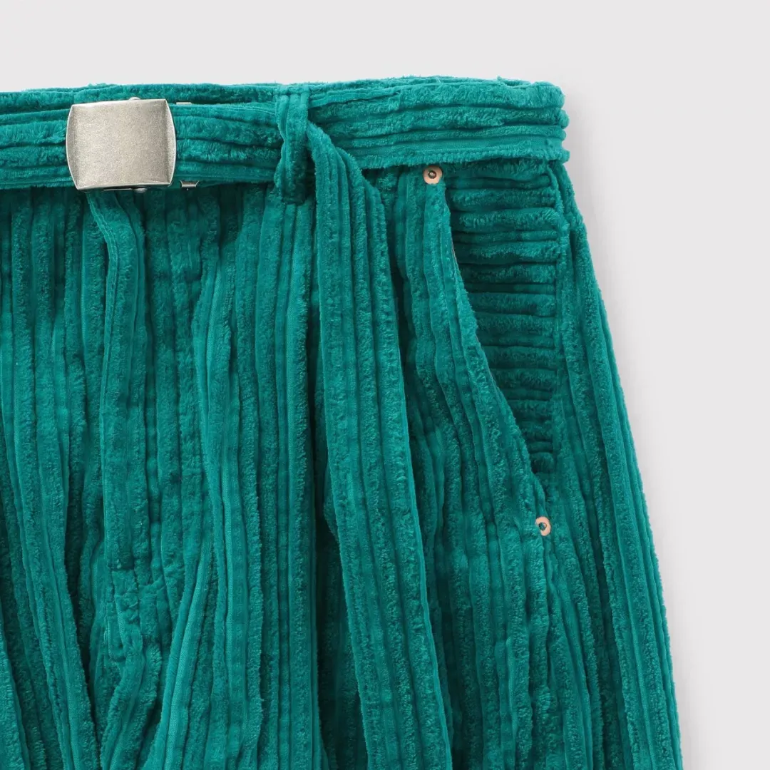 一条“普通”的灯芯绒裤，成功吸了跨年女孩子的目光