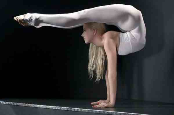 “世界最软”女子秀柔术 挑战人体柔韧极限